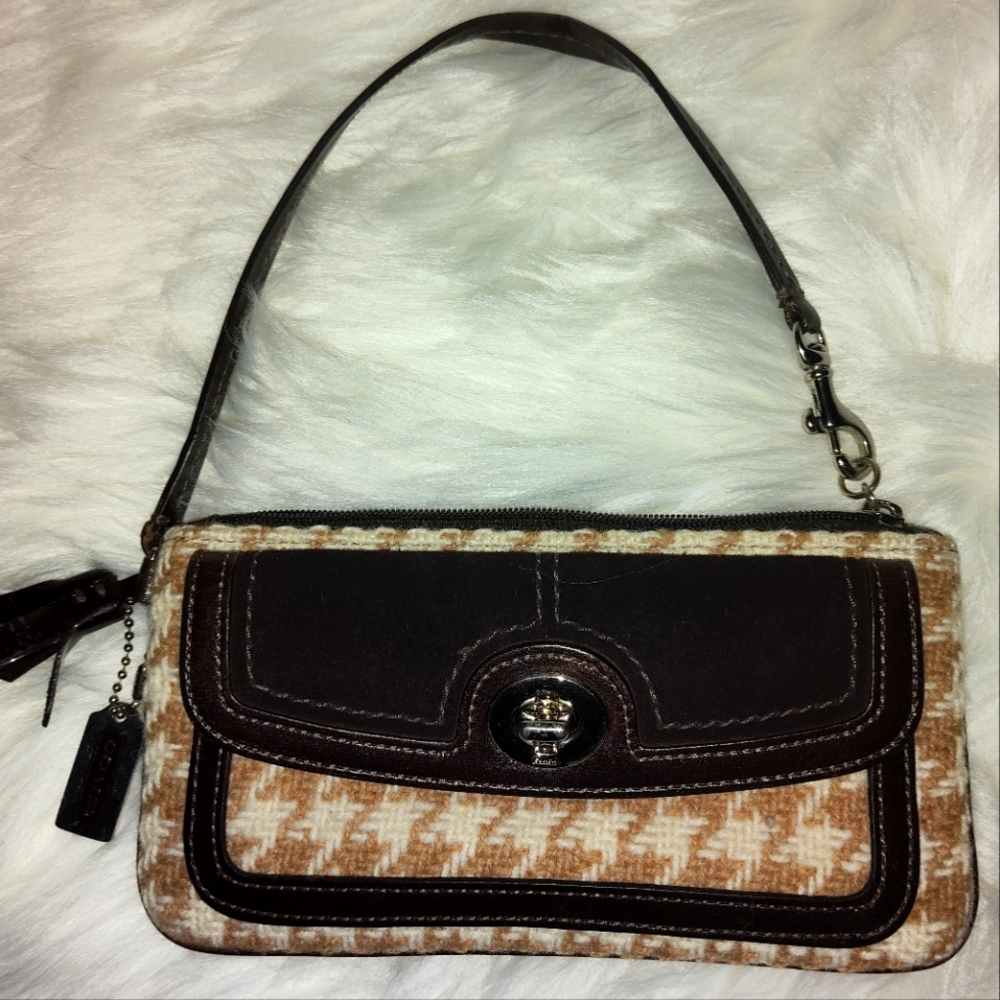 💥SOLD💥 Coach Houndstooth Wool & Suede Tweed Turn Lock Wristlet Like New